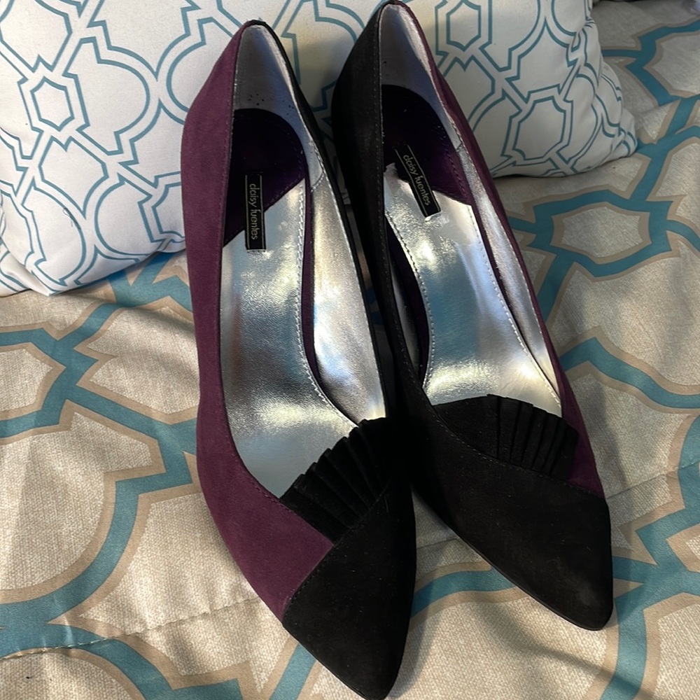 🆕 Daisy Fuentes® purple and black suede like material